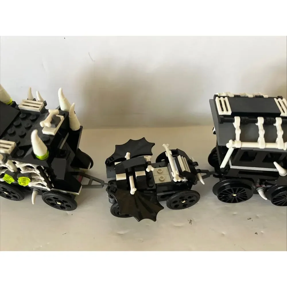 LEGO MONSTER FIGHTERS 9467 GHOST Train. 2 Mini Figs.